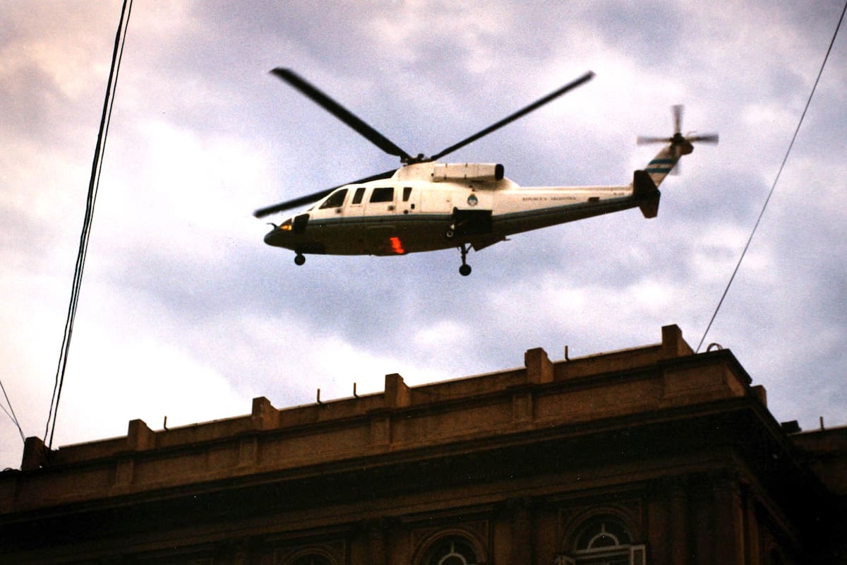 oto sin título. Fernando De La Rúa abandona la Casa de Gobierno en helicóptero, luego de presentar su renuncia en la tarde del 20 de diciembre. Ciudad Autónoma de Buenos Aires, Argentina; 2001 diciembre 20.
