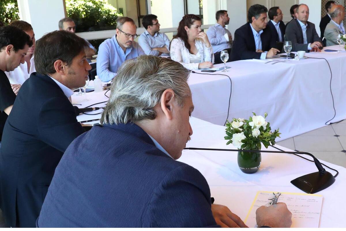 Otorgará un plus salarial de $30.000 a médicos y enfermeros de hospitales públicos y privados tras detectar altos niveles de ausentismo; Fernández pidió a China 1500 respiradores; buscan reactivos para los laboratorios