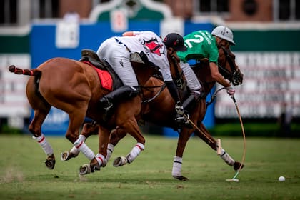 Otra acción, en este caso, defensiva, de Dabas ante Polito Pieres; con 29 goles de handicap, Chapaleufú derrotó a La Natividad, de 36.