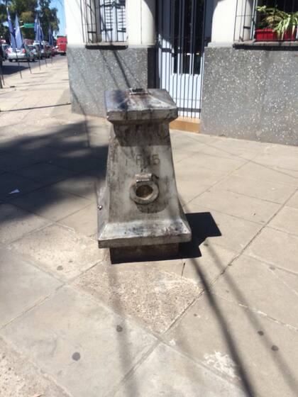 Otra cara del mojón número 11, ubicado en la esquina de Nicolás Avellaneda y Avenida General Paz, en Villa Raffo, partido de Tres de Febrero, provincia de Buenos Aires, Argentina.