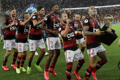 Otra copa para Flamengo, que celebra en el Maracanã.
