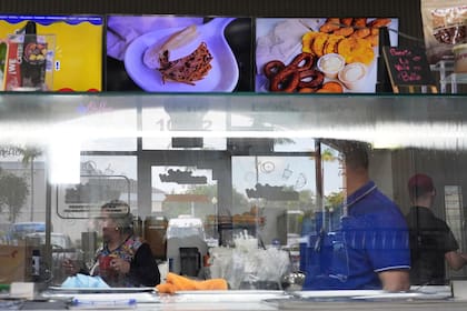 Otra de las alternativas es arrancar con un modelo ya probado, como comprar un fondo de comercio o sumarse a una franquicia.