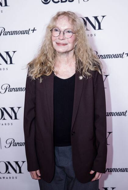 Otra de las estrellas que compiten en la misma categoría, y que también participó de un exclusivo almuerzo organizado para los nominados, es la eterna Mia Farrow, que se luce en la puesta de The Roommate