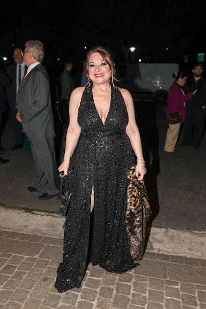 Otra de las figuras que eligió el brillo para una velada tan especial fue Marcela Feudale. La locutora, nominada por Feudalísima, compartió su osado look: un vestido de escote profundo y tajo que llevó con un abrigo animal print