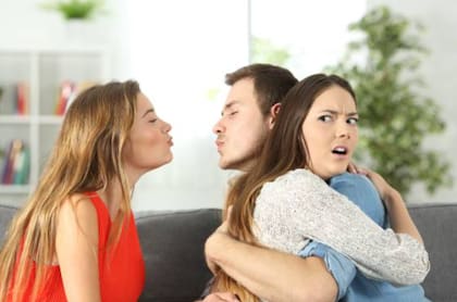 Otra de las fotos que Guillem tomó para escenificar la infidelidad en una pareja con los mismos modelos que la imagen del meme. Fuente: Twitter.