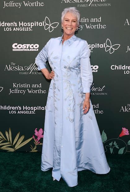 Otra de las grandes figuras que asistió a la ya clásica gala del hospital fue Jamie Lee Curtis. La actriz, laureada por su participación en la exitosa serie El oso, lució muy correcta en un vestido camisero con una voluminosa falda en color celeste con detalles florales bordados en plata