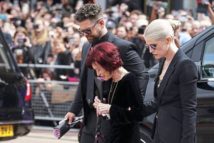 Otra de las imágenes de la familia Osbourne: Jack y Kelly, hijos de Ozzy, acompañan con entereza a su madre, Sharon