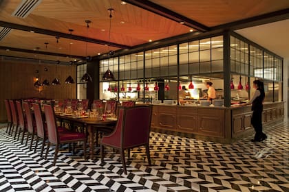 Otra de las mesas comunitarias del restaurante Four Seasons ubicada frente a la barra.