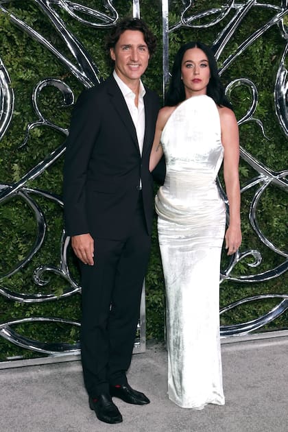 Otra de las parejas de moda: Justin Trudeau y Katy Perry, con un vestido de la colección primavera 2027 de Christian Siriano, con escote escultural