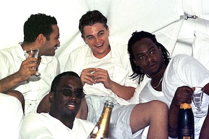 Otra de las postales de la fiesta de 1998. En la imagen se ve a un joven Leonardo DiCaprio, una de las grandes atracciones de la fiesta blanca de ese año