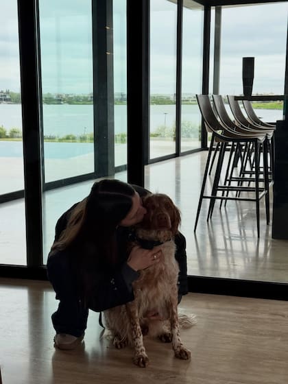 Otra de las postales publicadas por el nieto de Cris Morena, donde se puede ver a su novia en una tierna escena familiar