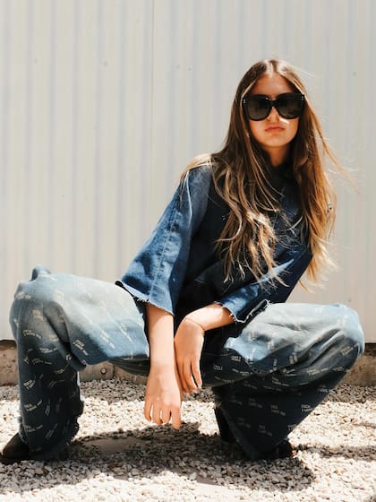 Otra de las propuestas de Rocío G: un conjunto full denim compuesto por chaqueta y jean
wide-leg, y unos anteojos XL