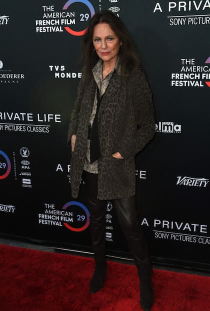 Otra de las que dijo presente en este lanzamiento fue Jacqueline Bisset. La actriz británica combinó pantalones de cuero negros con camisa y blazer animal print