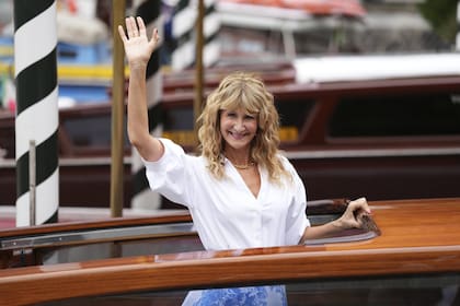 Otra de las que llegó saludando cual diva fue la actriz Laura Dern. La intérprete eligió una blusa blanca y una falda en color pastel para esta primera jornada en Venecia