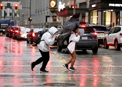 Otra de las recomendaciones es evitar actividades al aire libre que involucren elementos de metal (Sebastian Foltz- via AP, Archivo.)