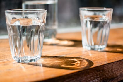 Otra de las ventajas del agua con gas es que puede contribuir a reducir el colesterol y modificar el pH de la orina (Foto: UNPLASH)