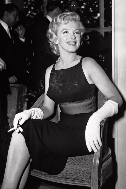 Otra de sus más resonadas pasiones fue Marilyn Monroe. Ella acababa de separarse de Joe DiMaggio, él quería superar su ruptura con Ava Gardner, y rápidamente comenzaron una aventura amorosa tan breve como intensa. Y aunque nunca llegaron a formalizar esa relación, Sinatra confesó en muchas ocasiones que estaba completamente enamorado de Marilyn.
