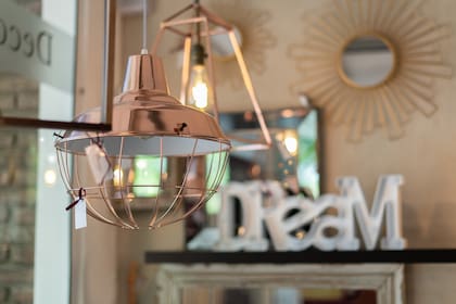 Otra de sus propuestas: la lámpara ‘Jaula’, para coronar la cocina con sus reflejos.
