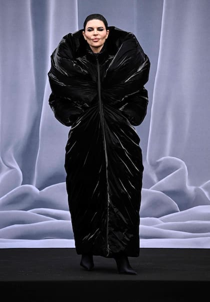Otra figura de la célebre serie Melrose Place: Lisa Rinna. La actriz, reconvertida en ícono de la moda, posó en la previa a la presentación de los diseños de Balenciaga en la Semana de la Moda de París. Con la frente en alto, lució un maxiabrigo negro que acompañó con botas a tono