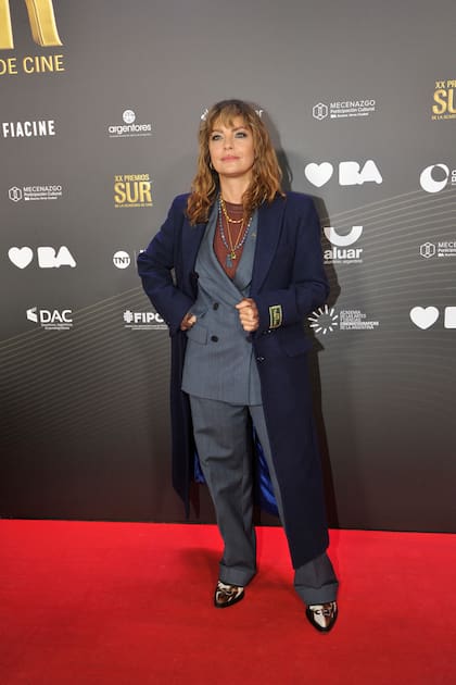 Otra figura que eligió la gama de los azules para esta noche fue Dolores Fonzi. La actriz y directora, que lideró las nominaciones con su película Belén, apostó por un conjunto a rayas, un tapado de paño y botas texanas
