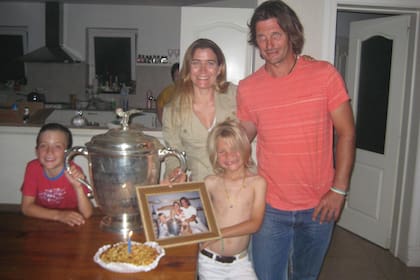 Otra foto del álbum, con su papá y su mamá, Camila Cambiaso. "Ella es incondicional, está en todos los detalles. Es muy fanática, pero a la vez muy tranquila, más que papá”, la define Barto.