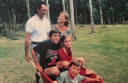 Otra foto familiar también en Punta del Este pero seis años más tarde (1997); Batata y Annelie junto a sus tres hijos