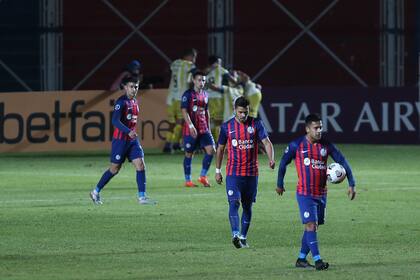 Otra frustración para San Lorenzo: quedar eliminado de la Copa Sudamericana; al fondo, el festejo de Rosario Central.