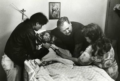 Otra imagen de David Kirby junto a sus padres y su cuidador, Peta