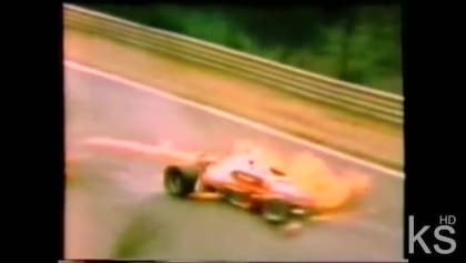 Otra imagen de la Ferrari de Lauda prendida fuego