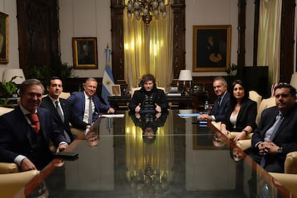 Otra imagen de la reunión en Casa Rosada entre Javier Milei y Andrés Fassi, presidente de Talleres de Córdoba