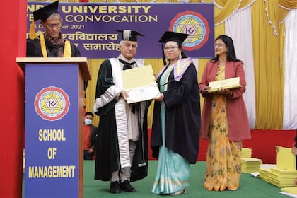 Otra imagen de su graduación, condición que la distingue del resto de las kumaris, que en general llegan a la vida adulta sin saber leer ni escribir.