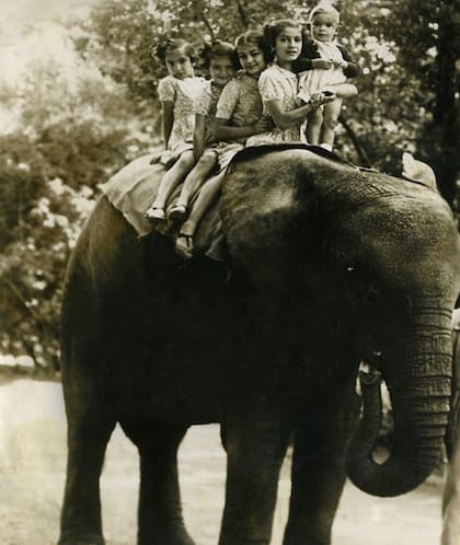 Otra imagen de un paseo sobre Kango. En la foto: Eugenio, Ernestina, Marta Padín (una amiga), Estela y Elena Holmberg.