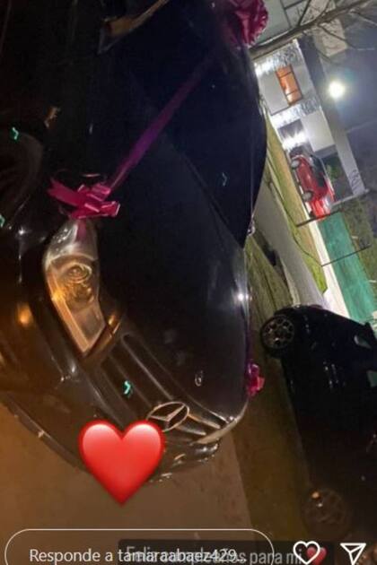 Otra imagen del auto regalado por L-Gante a Tamara Báez, con la inscipción de la influencer: "Feliz cumpleaños para mí"