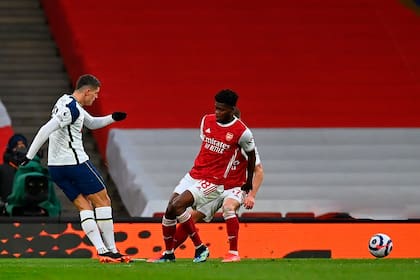Otra imagen del tanto de rabona de Lamela, el jugador de Tottenham, en el clásico que perdió con Arsenal por 2 a 1
