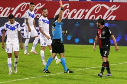 Otra infracción y el árbitro Loustau le saca la roja a Pablo Pérez