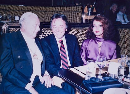 Otra noche en Hippopotamus: Julio Werthein, "el precursor de los actuales Werthein", aclara Guido Parisien, junto a él en la foto y a Mónica Parisien