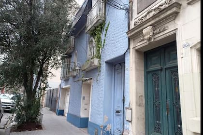 Otra oportunidad es un departamento interno tipo casa ubicado en Neuquén 2639.