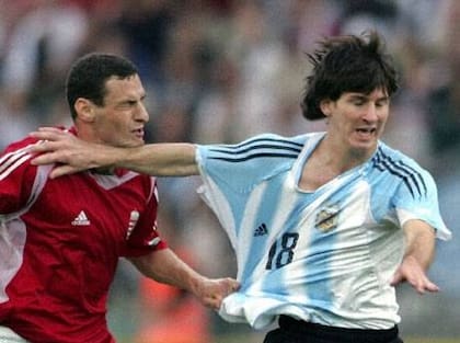 El codazo que le valió la expulsión a Messi en su debut oficial con la selección argentina