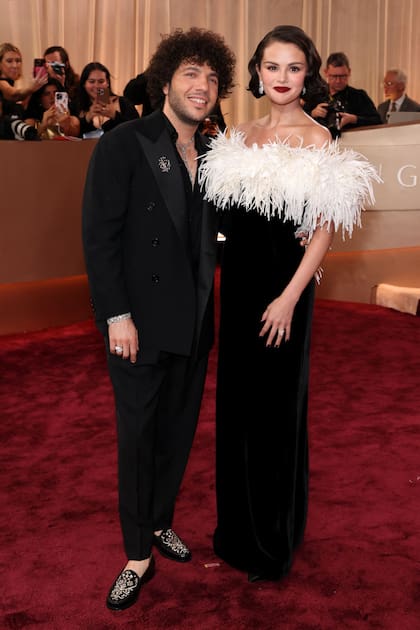 Otra pareja de enamorados: Benny Blanco y Selena Gomez. La actriz brilló con un vestido negro de Chanel con un imponente escote de plumas. Él eligió destacarse por sus mocasines