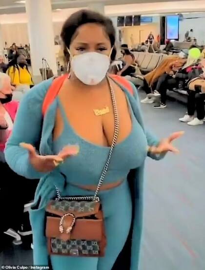 Otra pasajera que vestía similar no tuvo problemas para viajar (Crédito: Instagram/@auroraculpo)