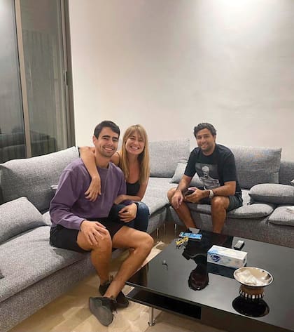 Otra postal con los hombres de su vida, Karim y Sharif (con buzo violeta).