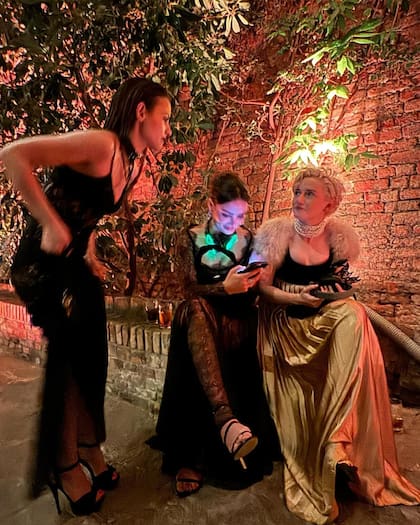 Otra postal de la fiesta de disfraces que organizaron los novios el día anterior a su boda.