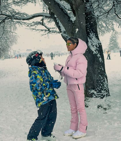 Otra postal de los chicos Paredes disfrutando de unos días en la nieve