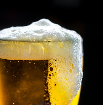 Otra práctica frecuente para enfriar la cerveza consiste en servirla en vasos previamente almacenados en el congelador