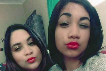 Otra selfie, tomada años después de la primera, muestra una sorprendente similitud entre Miché (izquierda) y su hermana Cassidy.