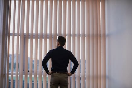 Otra técnica de ahorro energético es cerrar las cortinas en horas pico de calor