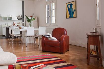 Otra versión de un sillón heredado. Aquí, el diseño del sillón completa el juego de living y se convierte en punto focal gracias a su diseño particular y al cuero, un material noble que siempre está a la moda
