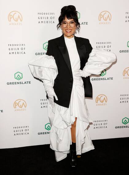 Otra vez Ali Wong, pero esta vez en los Producers Guild Awards, los premios que entrega el sindicato de productores y que se realizaron en el Ray Dolby Ballroom, en Hollywood. Mejor conocidos como los PGA, suelen marcar tendencia para los Oscar. La actriz de Bronca volvió a sorprender con un diseño blanco asimétrico de mangas abultadas que combinó con un saco negro y botas a tono