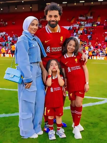 Otra vez en Anfield, en un final de temporada, Magi y sus hijas junto a Mohamed