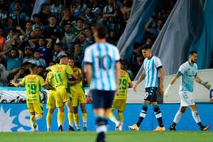 Otra vez: Racing padece, el adversario festeja; la Academia cambió de entrenador pero no sale de su pozo, el que ahondó Defensa y Justicia en el Torneo 2021.
